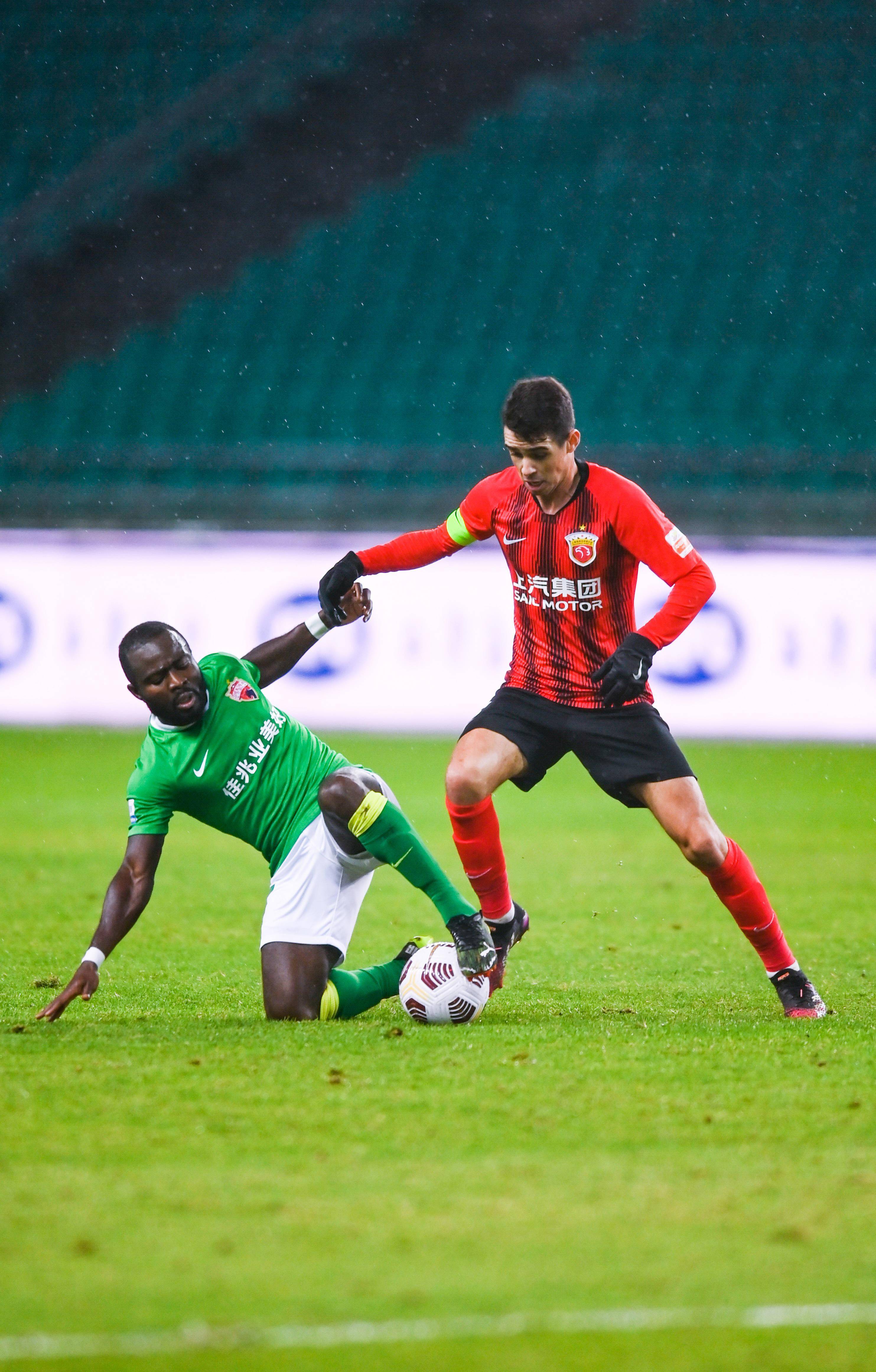 敌缠斗中错 敌缠斗中错